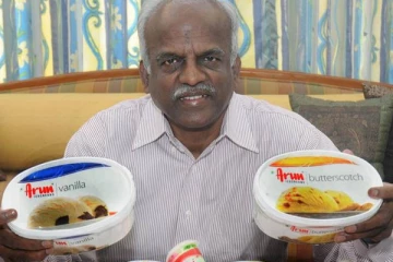 தள்ளுவண்டியில் வீதி வீதியாக ஐஸ்க்ரீம் விற்ற தமிழர் இன்று பெரும் கோடீஸ்வரர்! அவரின் சொத்து மதிப்பு எவ்வளவு தெரியுமா?