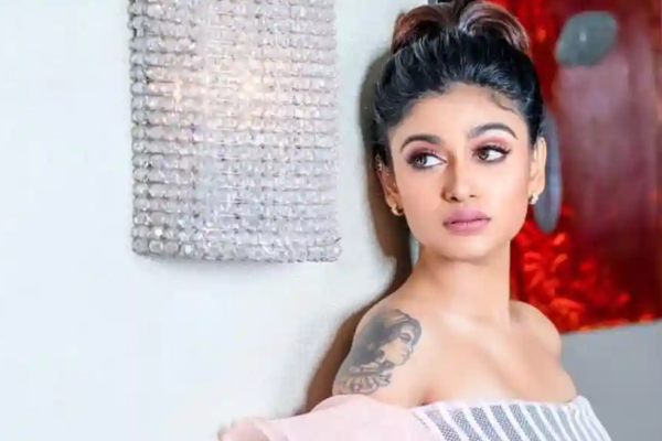 நடிகை ஓவியாவை கிழித்து தொங்கவிடும் விஜய் ரசிகர்கள்! | Vijay Fans Scold Actress Oviya Karur Incident Tvk