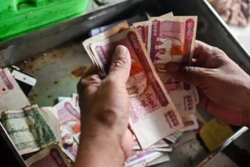 தொழிலாளர்களுக்கு ஊதிய உயர்வு கொடுத்த முதலாளி கைது - ஏன் தெரியுமா..?