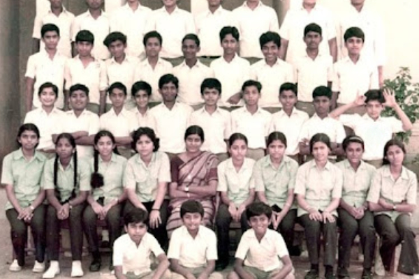 இந்த பள்ளி புகைப்படத்தில் இருக்கும் டாப் ஹீரோ யார் தெரியுமா.. தெரிஞ்சா ஷாக் ஆகிடுவீங்க | Tamil Cinema Top Actor Childhood School Photo இந்த பள்ளி புகைப்படத்தில் இருக்கும் டாப் ஹீரோ யார் தெரியுமா.. தெரிஞ்சா ஷாக் ஆகிடுவீங்க | Tamil Cinema Top Actor Childhood School Photo