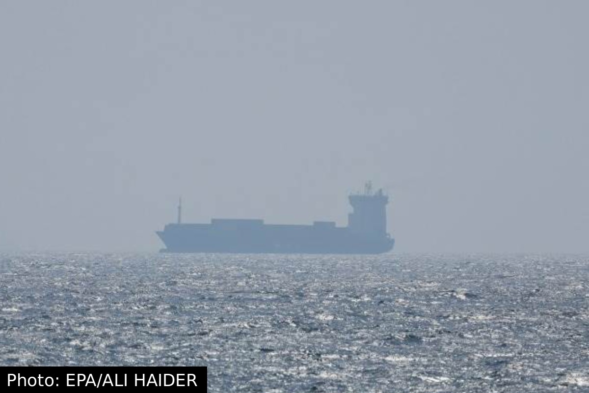 நடுக்கடலில் இருந்து கடத்தப்பட்ட சரக்கு கப்பல்: UKMTO விடுத்த அவசர எச்சரிக்கை | Cargo Vessel Seized Near Somalia Ukmto Warns