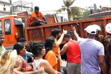 கடைகளை அகற்றிய அதிகாரிகள், குழம்பிய மக்கள் ; பதற்றத்தை ஏற்படுத்திய சம்பவம்