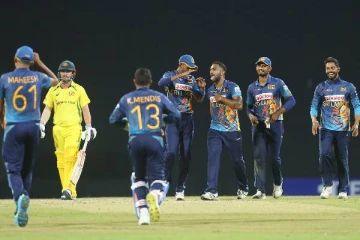 அதிர்ந்த மைதானம்..அவுஸ்திரேலியாவை பந்தாடிய இலங்கை! ஆட்டநாயகனான கருணரத்னே