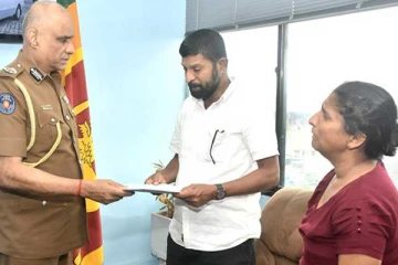 உயிரிழிந்த பொலிஸ் சார்ஜன்டின் பெற்றோருக்கு நிதியுதவி