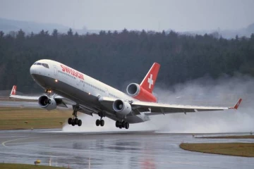 சுவிஸ் விமானத்தில் அட்டகாசம் செய்த பயணி: புறப்பட்ட இடத்திலேயே மீண்டும் தரையிறக்கம்