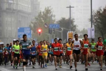 மாரத்தான் வீரர்களை நிலைகுலைய வாய்த்த சீனாவின் இயற்கை சீற்றம்