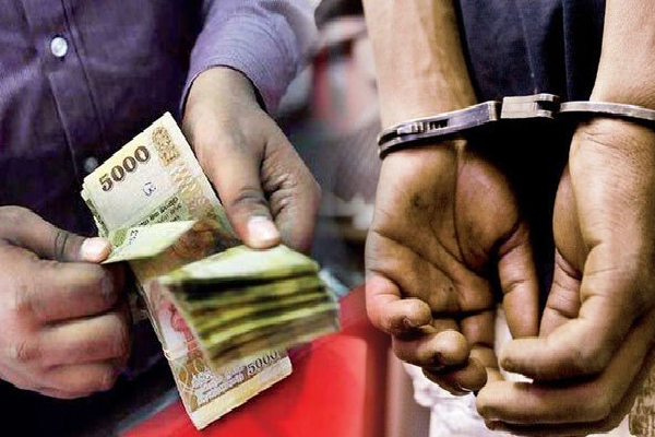 இலஞ்சம் பெற்ற குற்றச்சாட்டு : ஓய்வு பெற்ற கடற்படை மருத்துவ உதவியாளர் கைது | Retired Navy Medical Assistant Arrested