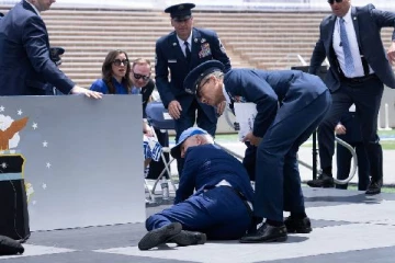 பட்டமளிப்பு விழா மேடையில் சுருண்டு விழுந்த அமெரிக்க ஜனாதிபதி ஜோ பைடன்