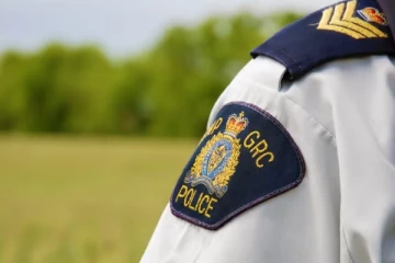 இளம்பெண்ணின் சூழ்நிலையை சாதகமாக பயன்படுத்திக்கொண்டு அத்துமீறிய பொலிசார் மீது நடவடிக்கை