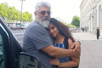 பிரபல தயாரிப்பாளர் வீட்டின் வாசலில் மனைவி ஷாலினியுடன் நின்ற அஜித்.. காரணம் என்ன