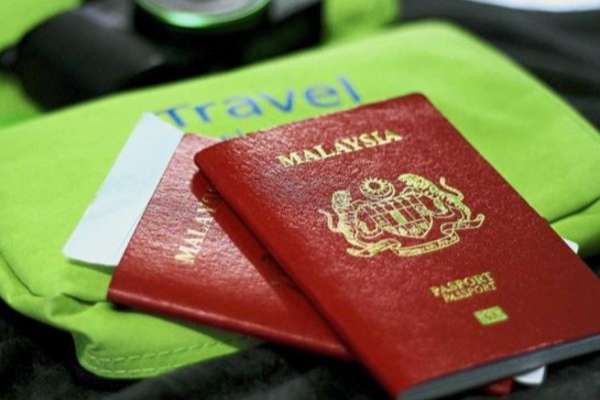 8 வயது இலங்கை சிறுவனுடன் சிக்கிய வெளிநாட்டு பெண்! கடவுச்சீட்டு அலுவலகத்தில் சிக்கிய மர்மம் | Woman Arrested Get Malaysian Passport For Sl Boy