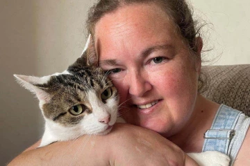 தூங்கிக் கொண்டிருந்த பெண்ணை கூச்சல் போட்டு எழுப்பிய பூனை! பின்பு காத்திருந்த அதிர்ச்சி