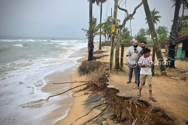 நிந்தவூர் பகுதியில் கடலரிப்பு குறித்து ஆராய்ந்த அஷ்ரப் தாஹிர் | Ashraf Tahir Who Researched Sea Erosion