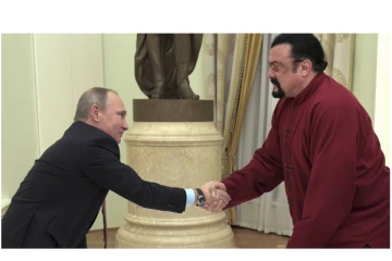 ஹாலிவுட் நடிகர் ஸ்டீவனுக்கு ‘நட்பு விருது’ அளித்த ரஷ்ய அதிபர் புடின்...- வைரலாகும் புகைப்படம்...!