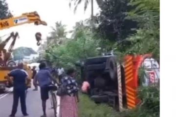 ඉන්ධන ප්‍රවාහනය කරමින් තිබූ බවුසරයක් පෙරළී යයි