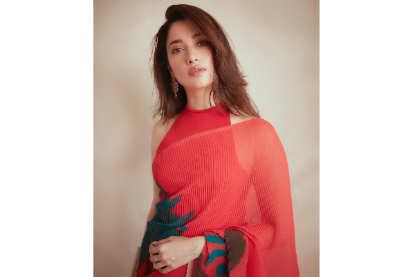 மூத்த வயது நபருடன் அப்படியொரு ஆட்டம் போட்ட தமன்னா.. வைரல் வீடியோ | Thamanna Dancing Video