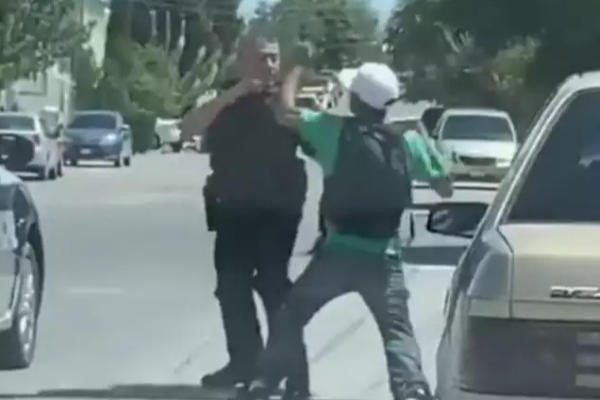 வெளி நாட்டு போலீஸாருடன் பாக்ஸிங் செய்த நபர்! விழுந்து விழுந்து சிரிக்க வைத்த காட்சி | Viral Video News Trending Video