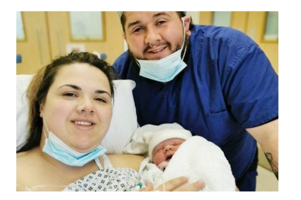 பிரிட்டனில் 2 அடி உயரத்தில் பிறந்த குழந்தை! | World