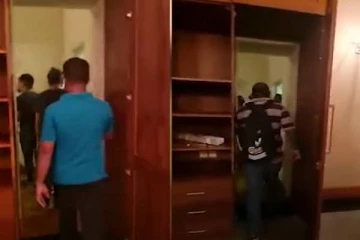 நள்ளிரவில் கோட்டாபயவின் மாளிகையில் பதுங்கு குழிகளை தேடும் போராட்டக்காரர்கள்