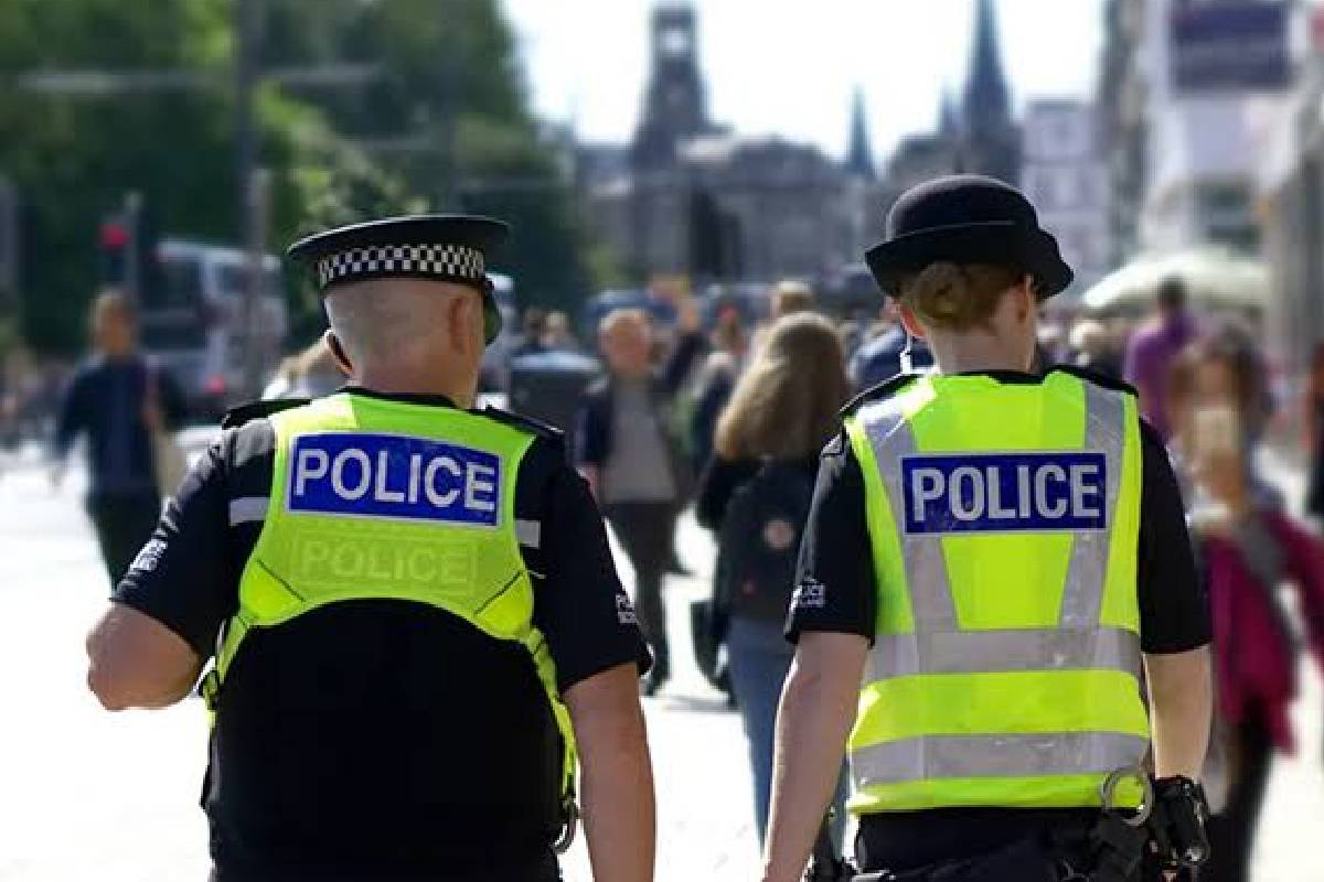 உயிருக்குப் போராடிய இளைஞருக்கு விலங்கிட்ட பிரித்தானிய பொலிஸார் | Investigation British Policey Man Fighting Life உயிருக்குப் போராடிய இளைஞருக்கு விலங்கிட்ட பிரித்தானிய பொலிஸார் | Investigation British Policey Man Fighting Life