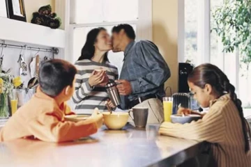 குழந்தையின் முன் கணவன் - மனைவி நெருக்கமாக இருக்கலாமா?