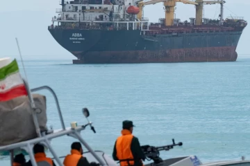 ஹோர்முஸ் நீரிணையில் கப்பல் மீது ஈரான் துப்பாக்கிச் சூடு