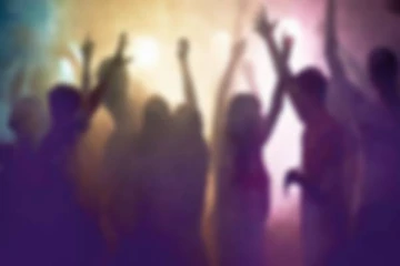 பங்களாவில் மாணவி வைத்த மது விருந்து..சிதறி கிடந்த ஆணுறைகள் - அதிர்ந்து போன போலீசார்