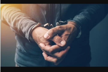 முன் விரோதம் காரணமாக இளைஞரை சிறுநீர் குடிக்க வைத்த அவலம் ; சம்பந்தப்பட்டவர்களுக்கு போலிசார் வலைவீச்சு