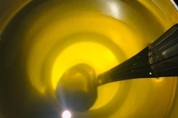 வெந்நீருடன் ஒரே ஒரு துளி தேன் கலந்து குடிங்க... எடை தாறுமாறாக குறையும்! எப்படி தெரியுமா?