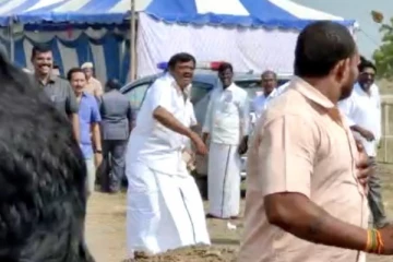 Chair எங்கடா : தொண்டர் மீது கல்லெறிந்து விரட்டிய அமைச்சர் நாசர் - வைரலாகும் வீடியோ