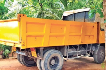 கிளிநொச்சியின் அனுமதிப்பத்திரமின்றி மணல் ஏற்றிய ஐவருக்கு தண்டப்பணம் விதிப்பு