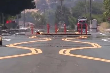 அமெரிக்காவில் வளைந்து நெளிந்த கோடுகளால் வாகன ஓட்டிகள் குழப்பம்!