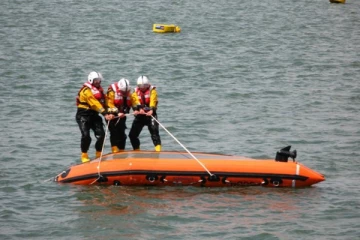 திடீரென எரியில் கவிழ்ந்த படகு: 11 பேருக்கு நேர்ந்த சோகம்!