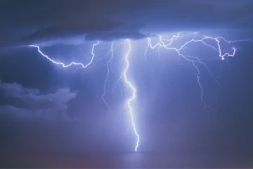 கனடாவில் பெண்ணொருவர் மின்னல் தாக்கி உயிர் பிழைத்த அதிசயம்