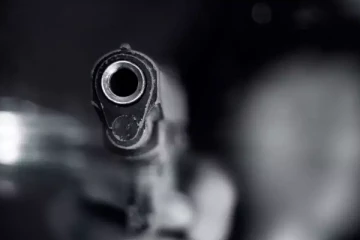 தன்னை வன்புணர்வு செய்த இளைஞரின் தாயை துப்பாக்கியால் சுட்ட சிறுமி! தலைநகரில் பரபரப்பு சம்பவம்