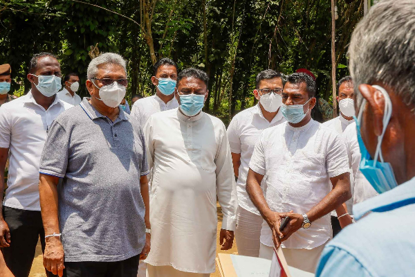 “ගම සමග පිළිසඳර” ප්රගතිය බලන්න ජනපති හල්දුම්මුල්ලේ නිරීක්ෂණ චාරිකාවක (PHOTOS) | Gama Samaga Pilisadara Haldhumulla “ගම සමග පිළිසඳර” ප්රගතිය බලන්න ජනපති හල්දුම්මුල්ලේ නිරීක්ෂණ චාරිකාවක (PHOTOS) | Gama Samaga Pilisadara Haldhumulla