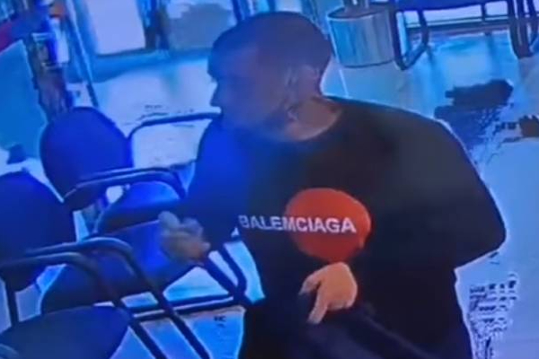 குவைத்தில் வங்கி காவலாளியை கத்தியால் குத்திய நபர்: பதைபதைக்கும் காட்சிகள்! | Man Stabs Bank Guard Kuwait குவைத்தில் வங்கி காவலாளியை கத்தியால் குத்திய நபர்: பதைபதைக்கும் காட்சிகள்! | Man Stabs Bank Guard Kuwait