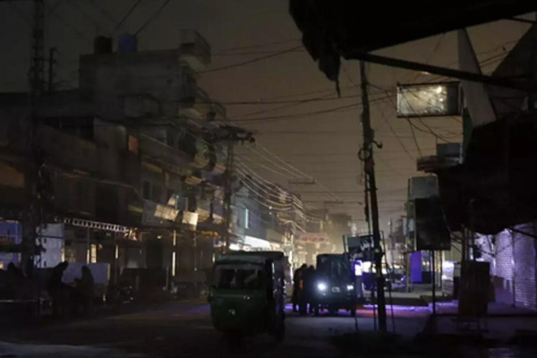 பாகிஸ்தானில் 18 மணி நேர மின்வெட்டு...மக்கள் கடும் அவதி..! - தமிழ்நாடு