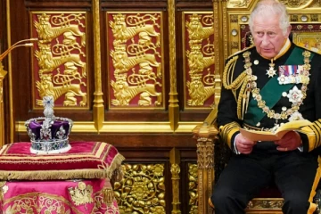 බ්‍රිතාන්‍යයේ නව රාජ්‍ය පාලනයක ආරම්භයක් - දහස් සංඛ්‍යාත ජනකායක් එක්රැස් වෙයි..