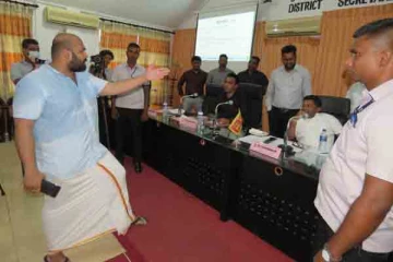 கூட்டத்தில் அமளிதுமளி; பெண்ணொருவர் மருத்துவமனையில்; வியாழேந்திரன் மற்றும் இரா.சாணக்கியன் வெளிநடப்பு!