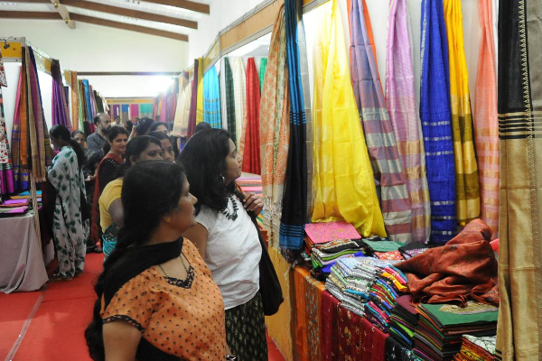 புடவை விற்பனை நிலையத்திற்குள் பயங்கரம்; இளம் தம்பதிகளுக்கு நேர்ந்த கதி! | Panic Inside A Saree Outlet