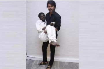 மாற்றுத்திறனாளி ரசிகரை தூக்கிய விஜய்! வைரல் புகைப்படம் இதோ