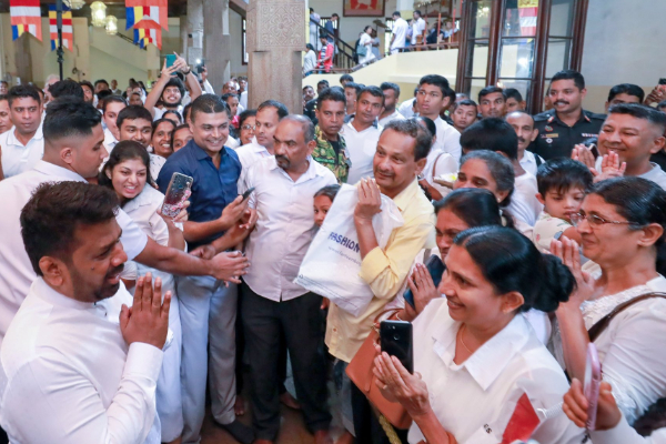 தலதா மாளிகையில் புத்தாண்டு வழிபாட்டில் ஈடுபட்ட ஜனாதிபதி அநுர | President Anura Joins New Year Prayers At Thalatha தலதா மாளிகையில் புத்தாண்டு வழிபாட்டில் ஈடுபட்ட ஜனாதிபதி அநுர | President Anura Joins New Year Prayers At Thalatha