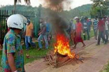 ஜனாதிபதி செயலாளரின் வீட்டினை முற்றுகையிட்டு டயர்களை எரித்து பேராட்டம் (PHOTOS