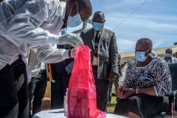 அஸ்ட்ராஸெனகா  தடுப்பூசிகள் பகிரங்கமாக தீயிட்டு எரிப்பு!