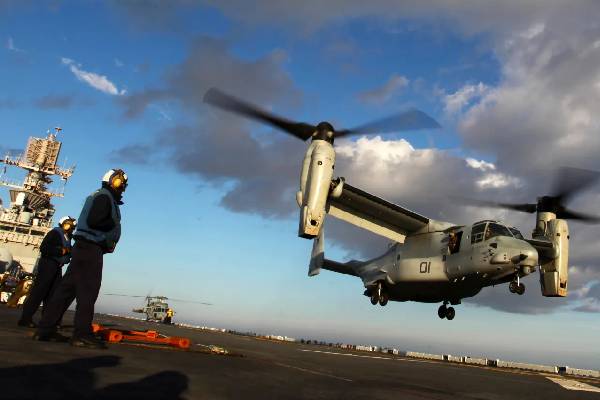 நெருங்கிய அமெரிக்க போர்க்கப்பல்... எந்த நேரத்திலும் தாக்கத் தயாராக இருக்கும் ட்ரம்ப் | Us Warships Edging Closer