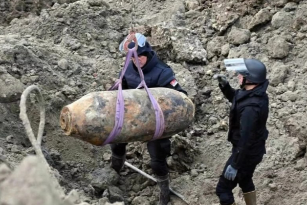 80 ஆண்டுகளுக்குப் பின் வெளிவந்த 2ஆம் உலகப்போர் வெடிகுண்டு | World War Ii Bomb Found After 80 Years 80 ஆண்டுகளுக்குப் பின் வெளிவந்த 2ஆம் உலகப்போர் வெடிகுண்டு | World War Ii Bomb Found After 80 Years