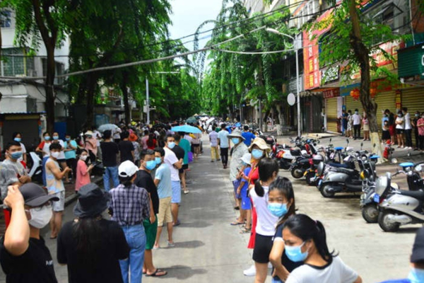 சீனாவால் ஒரு தீவில் சிக்கிக்கொண்ட ஆயிரக்கணக்கான மக்கள் | Sanya Covid Lockdown Strands Tourists