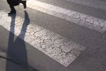 கனடாவில் சாலையில் தனியாக நடந்து சென்ற பெண்ணுக்கு நேர்ந்த சோகம்