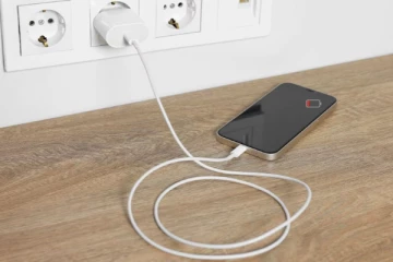 செல்போன்களின் சார்ஜர்கள் ஏன் வெள்ளை நிறத்தில் இருக்கிறது தெரியுமா?